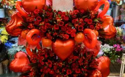 横浜市関内太田町へ文字入りバルーンフラスタを配達しました。【横浜花屋の花束・スタンド花・胡蝶蘭・バルーン・アレンジメント配達事例1113】