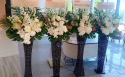 三井ガーデンホテル横浜みなとみらいプレミアへスタンド花を大量に配達しました。【横浜花屋の花束・スタンド花・胡蝶蘭・バルーン・アレンジメント配達事例1119】