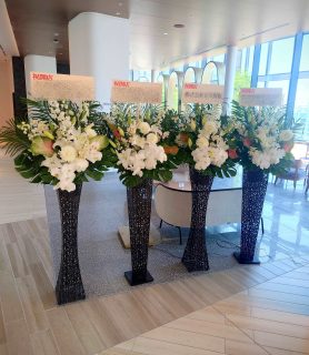 三井ガーデンホテル横浜みなとみらいプレミアへスタンド花を大量に配達しました。【横浜花屋の花束・スタンド花・胡蝶蘭・バルーン・アレンジメント配達事例1119】