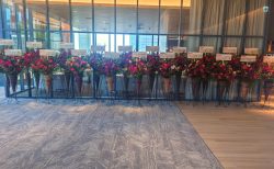 三井ガーデンホテル横浜みなとみらいプレミアへスタンド花を10基以上配達しました。【横浜花屋の花束・スタンド花・胡蝶蘭・バルーン・アレンジメント配達事例1118】