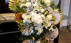 和風な扇子や番傘でんぐりを使ったフラスタを配達しました。【横浜花屋の花束・スタンド花・胡蝶蘭・バルーン・アレンジメント配達事例1115】