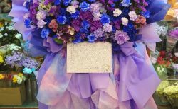 横浜スタジアムへフリフリなスタンド花を配達しました。【横浜花屋の花束・スタンド花・胡蝶蘭・バルーン・アレンジメント配達事例1116】