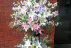 ビルボードライブ横浜へ公演祝いのスタンド花を配達しました。【横浜花屋の花束・スタンド花・胡蝶蘭・バルーン・アレンジメント配達事例1121】