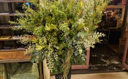 横浜市南幸THUMBS UPへグリーン系のおしゃれなスタンド花を配達しました。【横浜花屋の花束・スタンド花・胡蝶蘭・バルーン・アレンジメント配達事例1127】