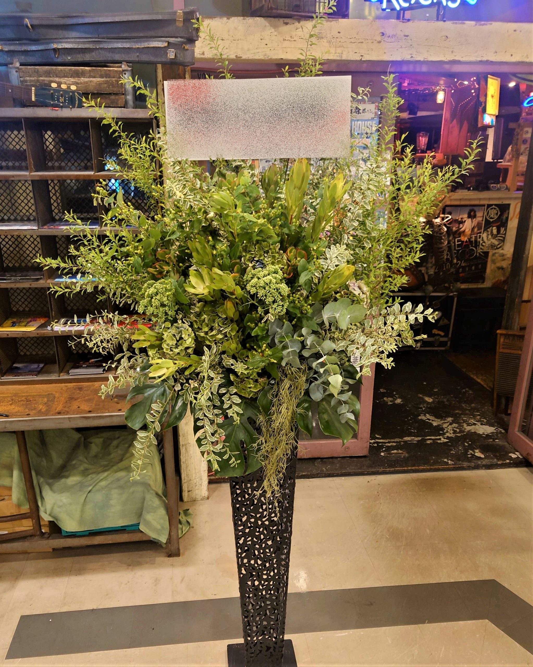 横浜市南幸THUMBS UPへグリーン系のおしゃれなスタンド花を配達しました。【横浜花屋の花束・スタンド花・胡蝶蘭・バルーン・アレンジメント配達事例1127】