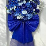 横浜市中区西区南区限定リボン付き青系スタンド花 | 横浜・関内の花屋