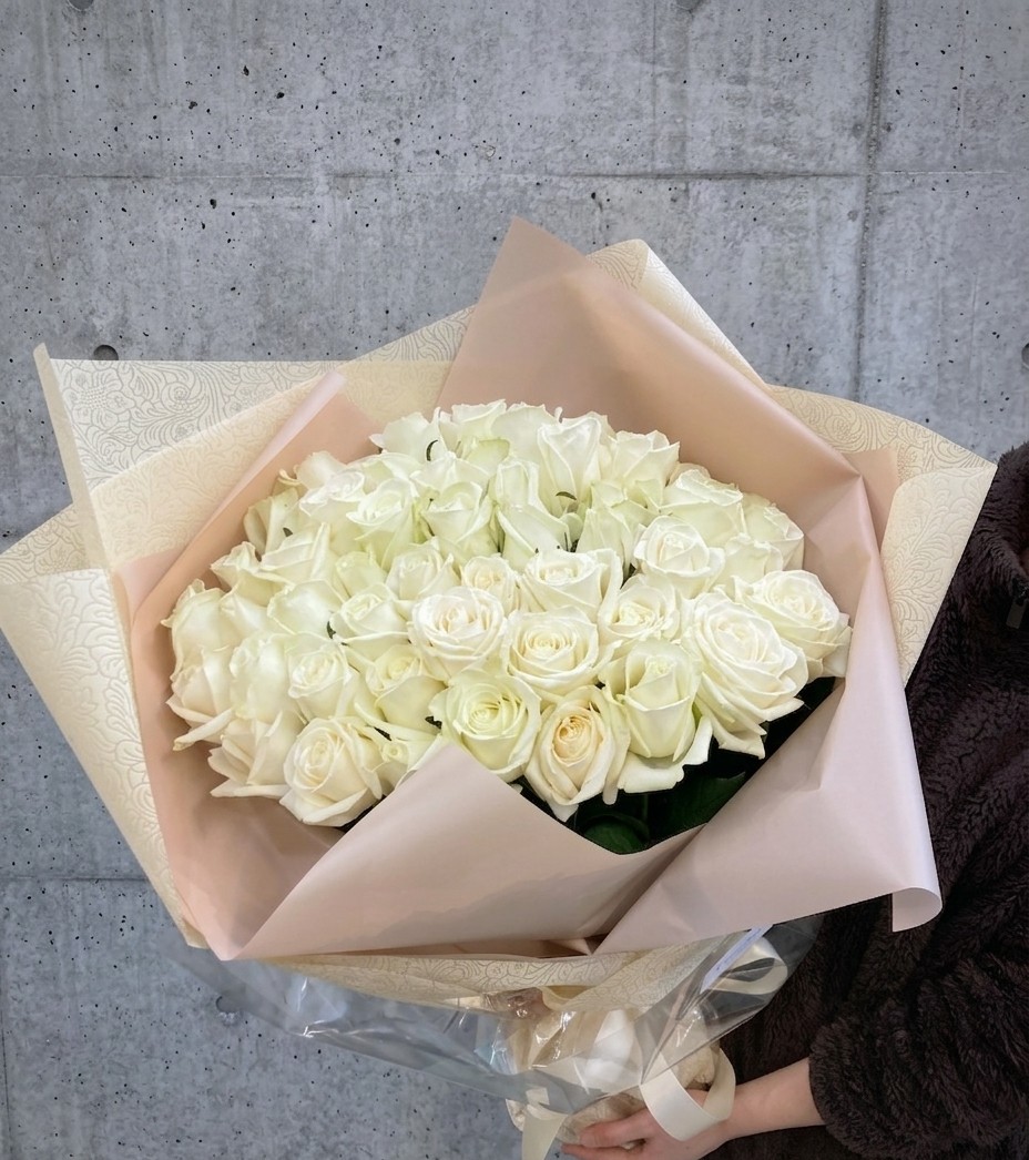 ウェスティンホテル横浜へ白いバラの花束を配達しました。【横浜花屋の花束・スタンド花・胡蝶蘭・バルーン・アレンジメント配達事例1153】