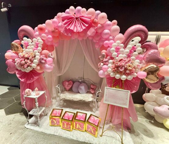 ベンチ付きフラスタを横浜市の1000CLUBへ配達しました。【横浜花屋の花束・スタンド花・胡蝶蘭・バルーン・アレンジメント配達事例1161】