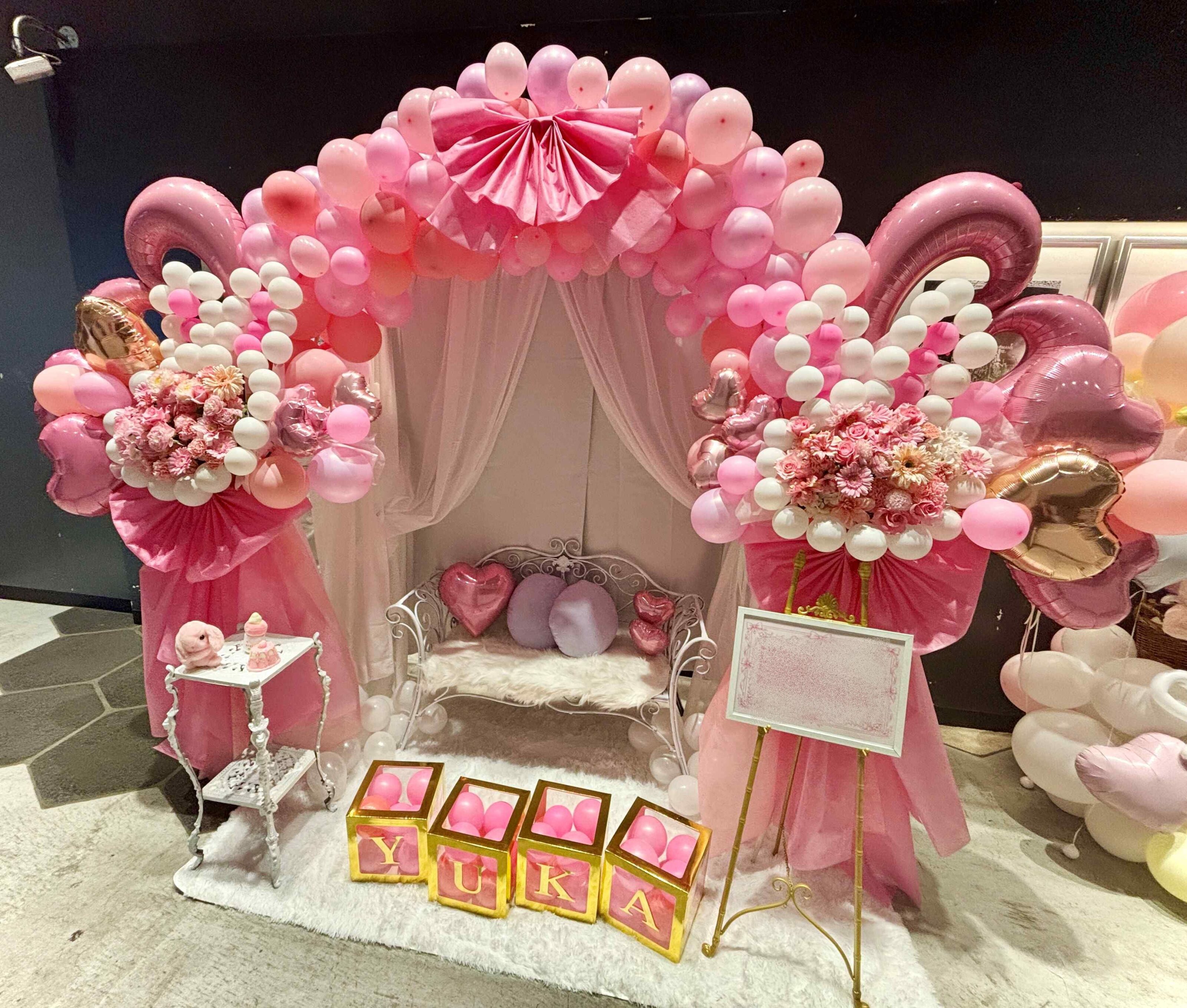 ベンチ付きフラスタを横浜市の1000CLUBへ配達しました。【横浜花屋の花束・スタンド花・胡蝶蘭・バルーン・アレンジメント配達事例1161】