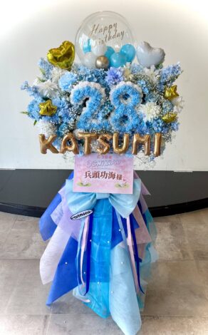 横浜ランドマークホールへフラスタ(スタンド花)を配達しました。【横浜花屋の花束・スタンド花・胡蝶蘭・バルーン・アレンジメント配達事例1158】