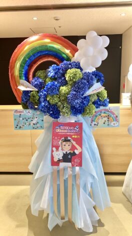 川崎にあるカルッツかわさきへフラスタを配達しました。【横浜花屋の花束・スタンド花・胡蝶蘭・バルーン・アレンジメント配達事例1171】