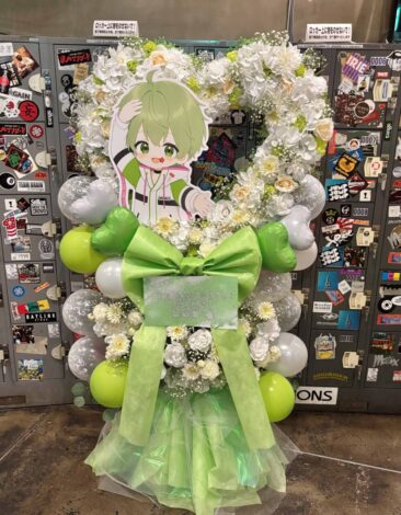 横浜ベイホールへフラスタを配達しました。【横浜花屋の花束・スタンド花・胡蝶蘭・バルーン・アレンジメント配達事例1182】