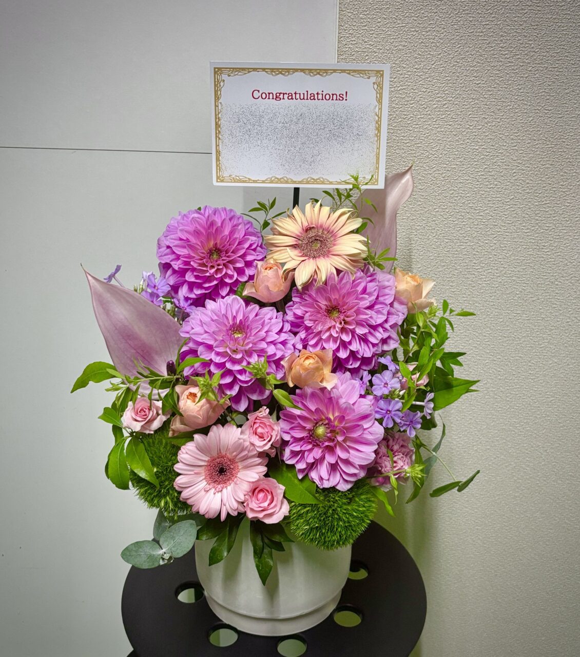 横浜美術館へフラワーアレンジメントを即日配達しました。【横浜花屋の花束・スタンド花・胡蝶蘭・バルーン・アレンジメント配達事例1200】