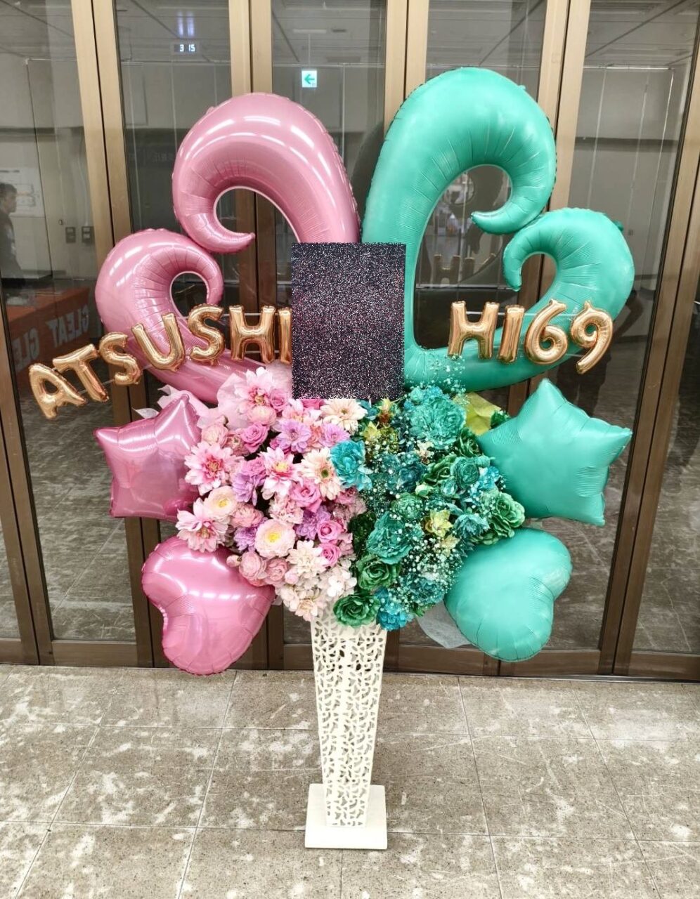 横浜産貿ホールへフラスタを配達しました。【横浜花屋の花束・スタンド花・胡蝶蘭・バルーン・アレンジメント配達事例1216】